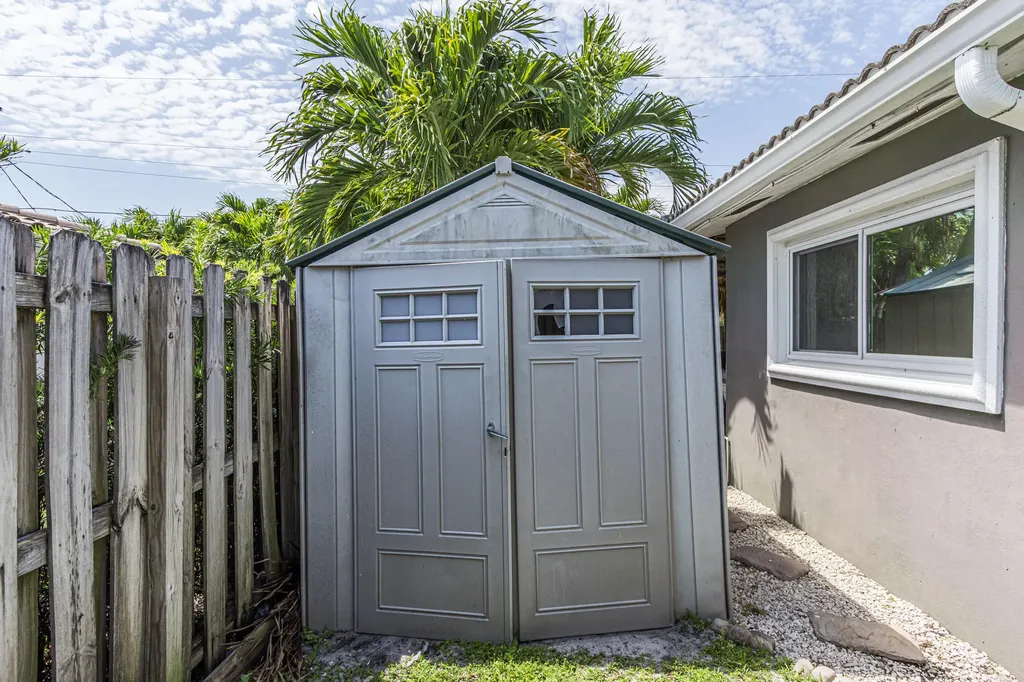 2770 NE 53rd Street Lighthouse Point FL 33064