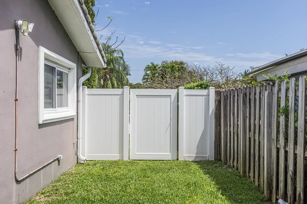 2770 NE 53rd Street Lighthouse Point FL 33064