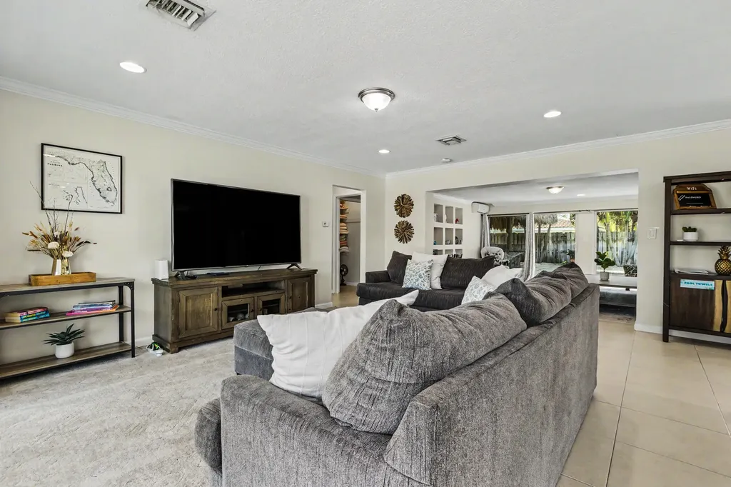 2770 NE 53rd Street Lighthouse Point FL 33064