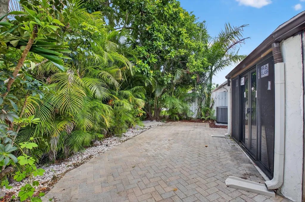9667 Sunny Isle Circle Boca Raton FL 33428