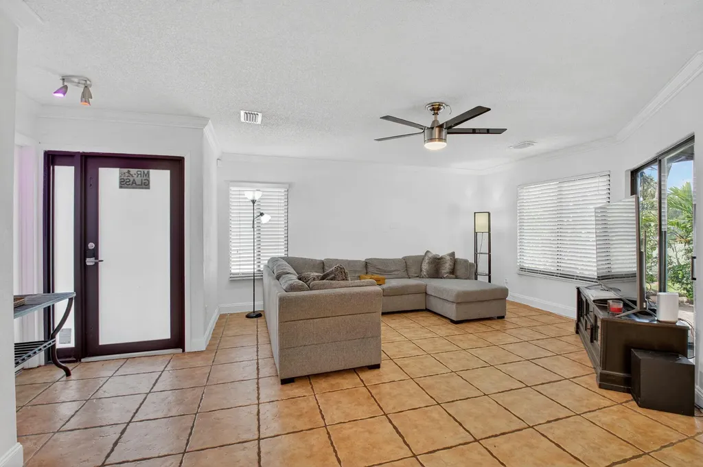 9667 Sunny Isle Circle Boca Raton FL 33428