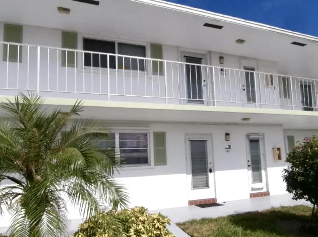 1118 Lake Terrace Boynton Beach FL 33426