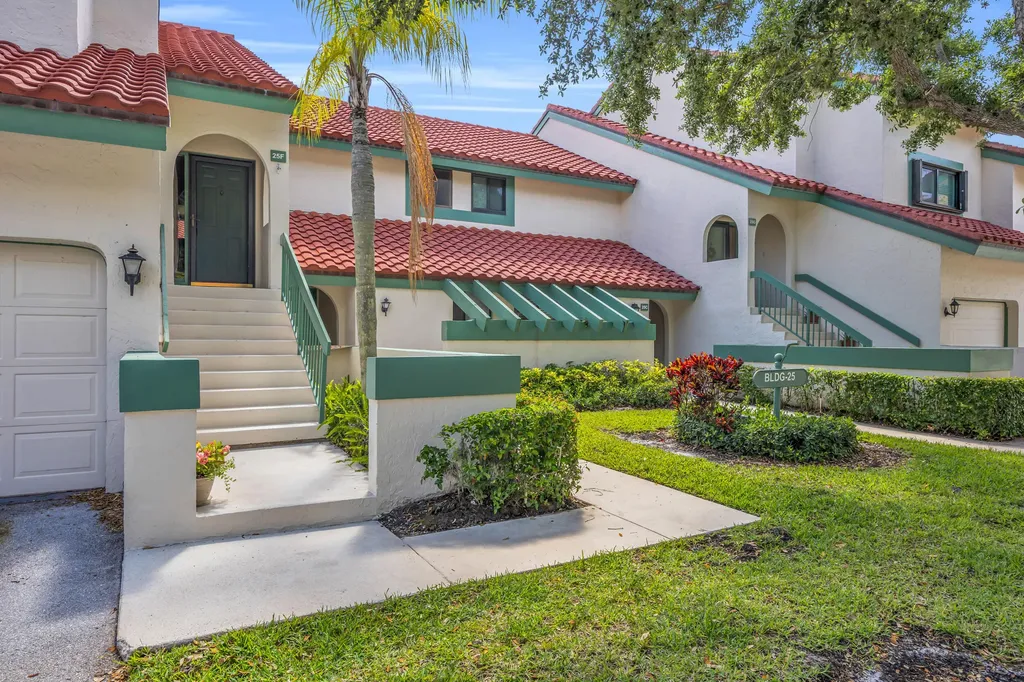 25 Lexington Lane W Palm Beach Gardens FL 33418