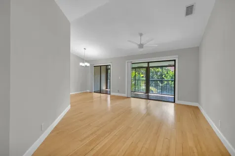 25 Lexington Lane W Palm Beach Gardens FL 33418