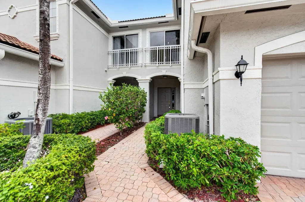 8289 Via Serena Boca Raton FL 33433