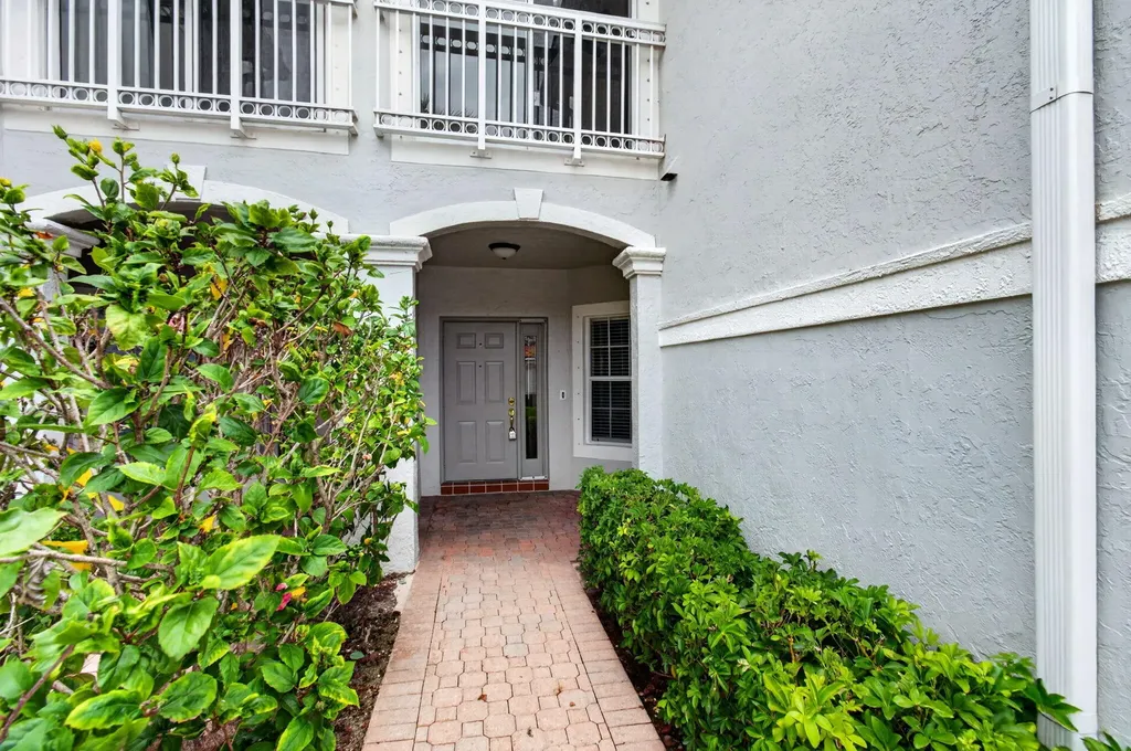 8289 Via Serena Boca Raton FL 33433