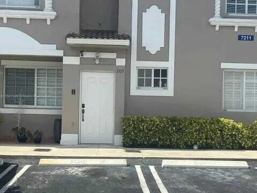7211 NW 174th Terrace Hialeah FL 33015