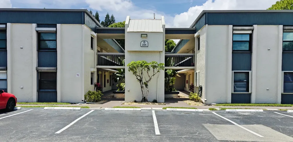 225 SE 10th Street Deerfield Beach FL 33441