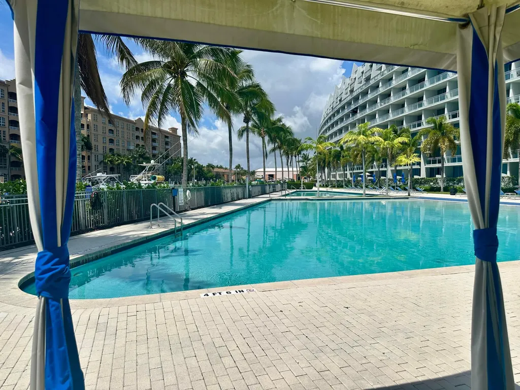 2950 NE 188th Street NE Aventura FL 33180