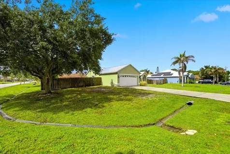 6208 NW Kukui Court Port St Lucie FL 34983