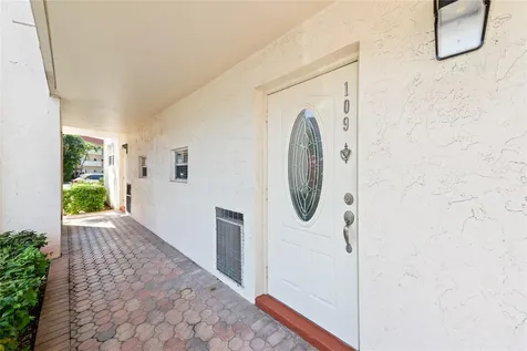 9420 S Hollybrook Lake Drive Pembroke Pines FL 33025