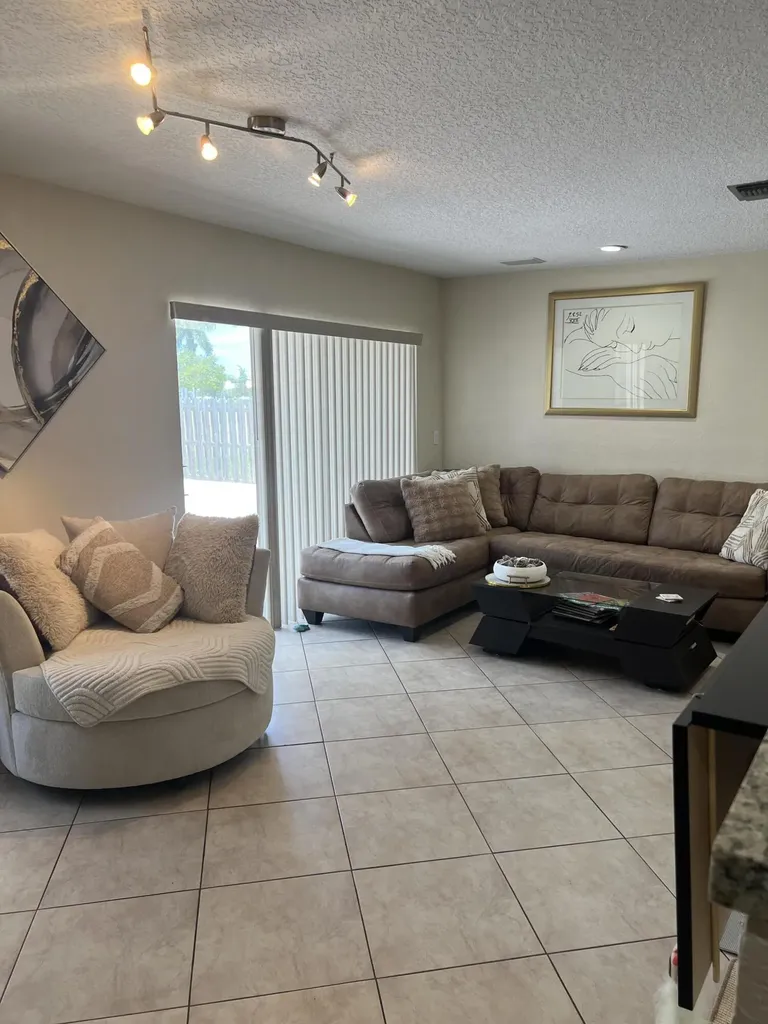 3310 NW 90th Avenue Coral Springs FL 33065