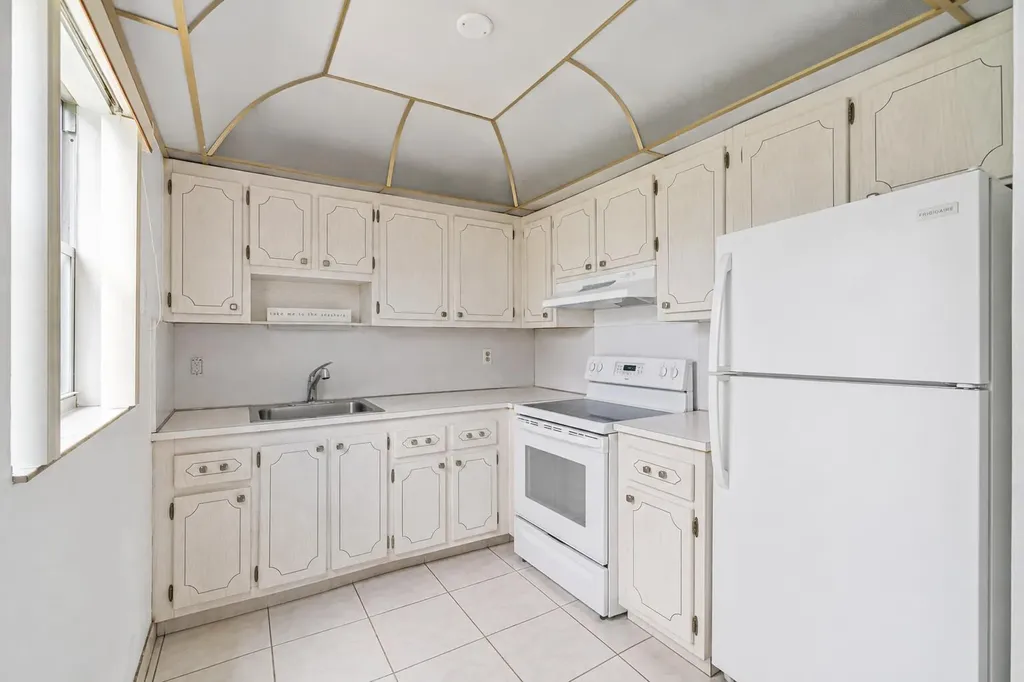 260 Brittany F Delray Beach FL 33446