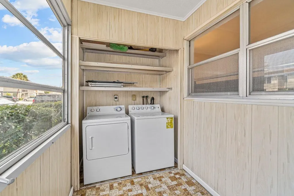 260 Brittany F Delray Beach FL 33446