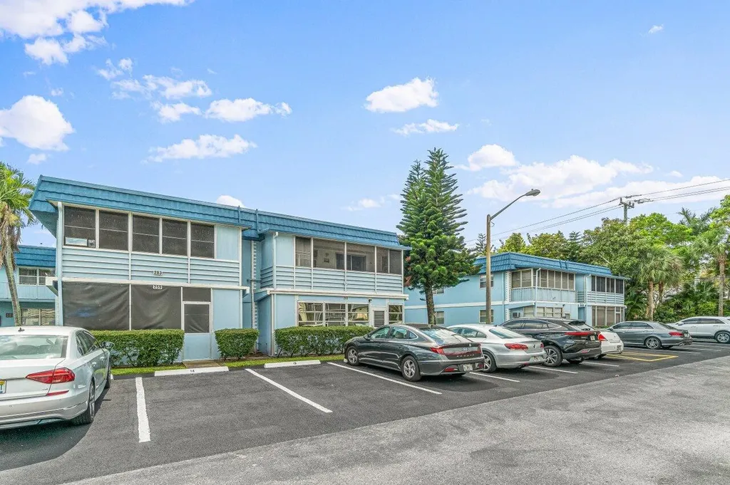 260 Brittany F Delray Beach FL 33446