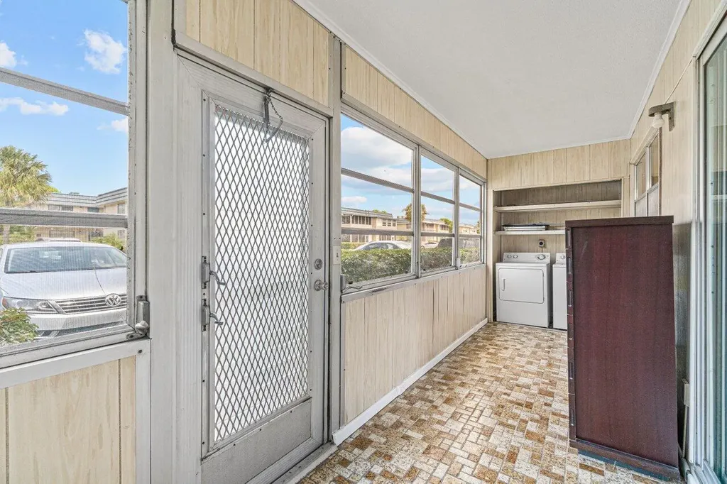 260 Brittany F Delray Beach FL 33446