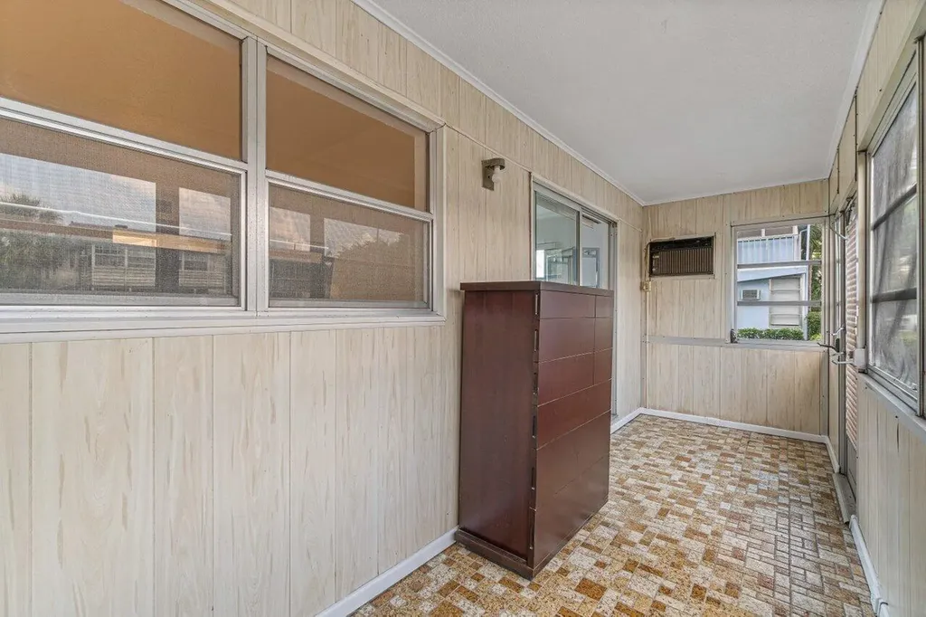 260 Brittany F Delray Beach FL 33446