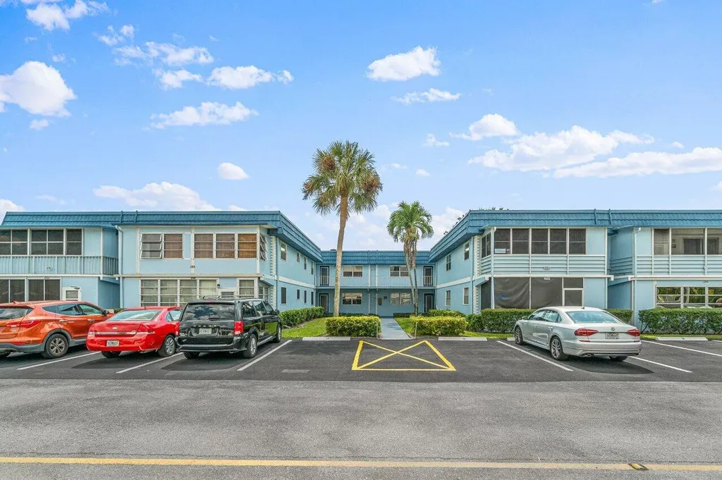 260 Brittany F Delray Beach FL 33446