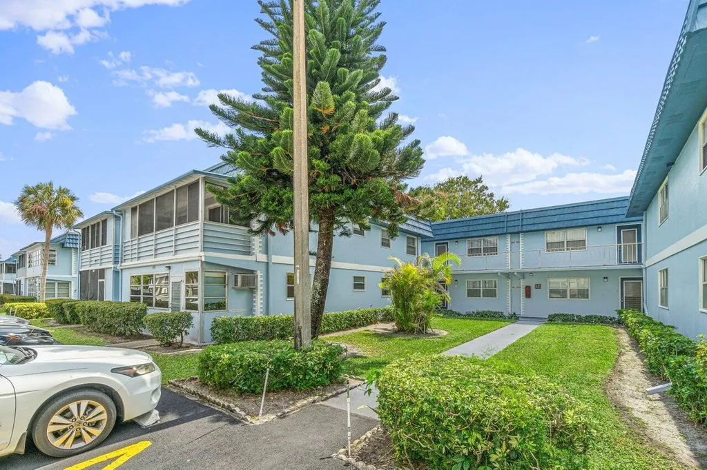 260 Brittany F Delray Beach FL 33446