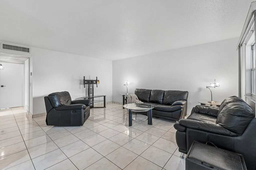 260 Brittany F Delray Beach FL 33446