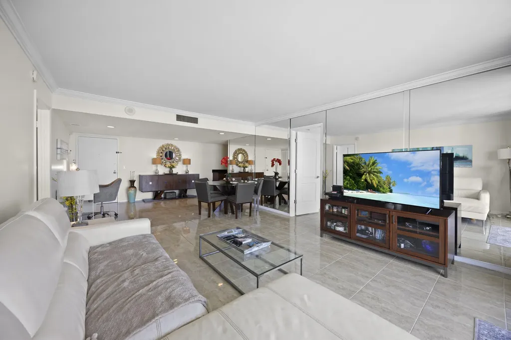 2425 Presidential Way West Palm Beach FL 33401