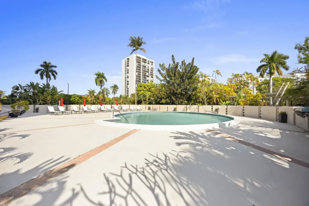 2425 Presidential Way West Palm Beach FL 33401