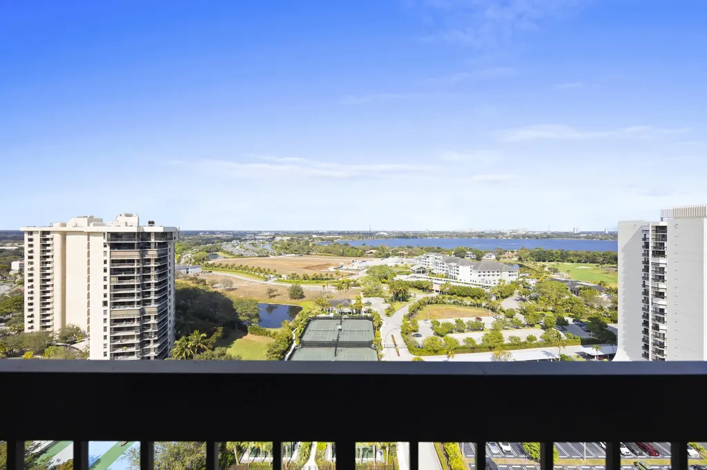 2425 Presidential Way West Palm Beach FL 33401