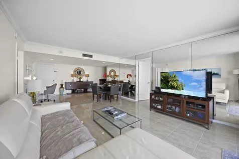 2425 Presidential Way West Palm Beach FL 33401