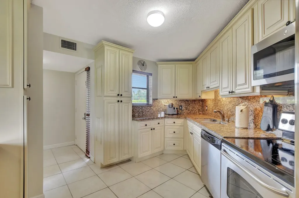 5901 Camino Del Sol Boca Raton FL 33433
