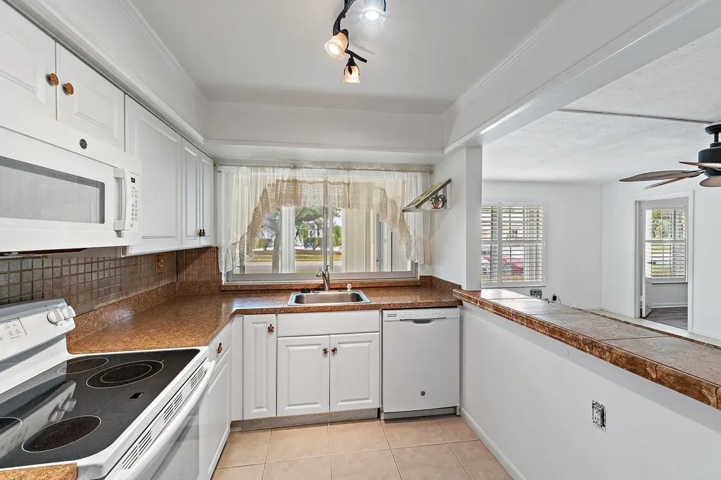 5570 Tamberlane Circle Palm Beach Gardens FL 33418