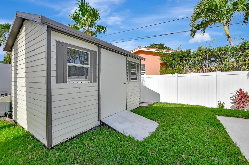 237 NW 7th Street Boca Raton FL 33432