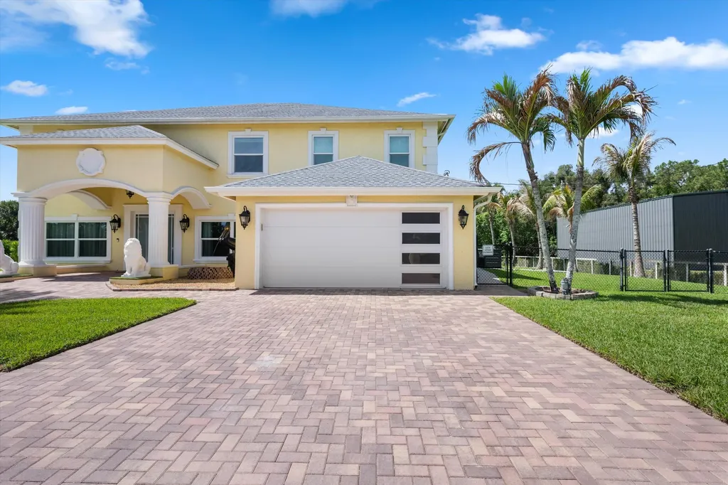 17948 N 33rd Road Road N The Acreage FL 33470