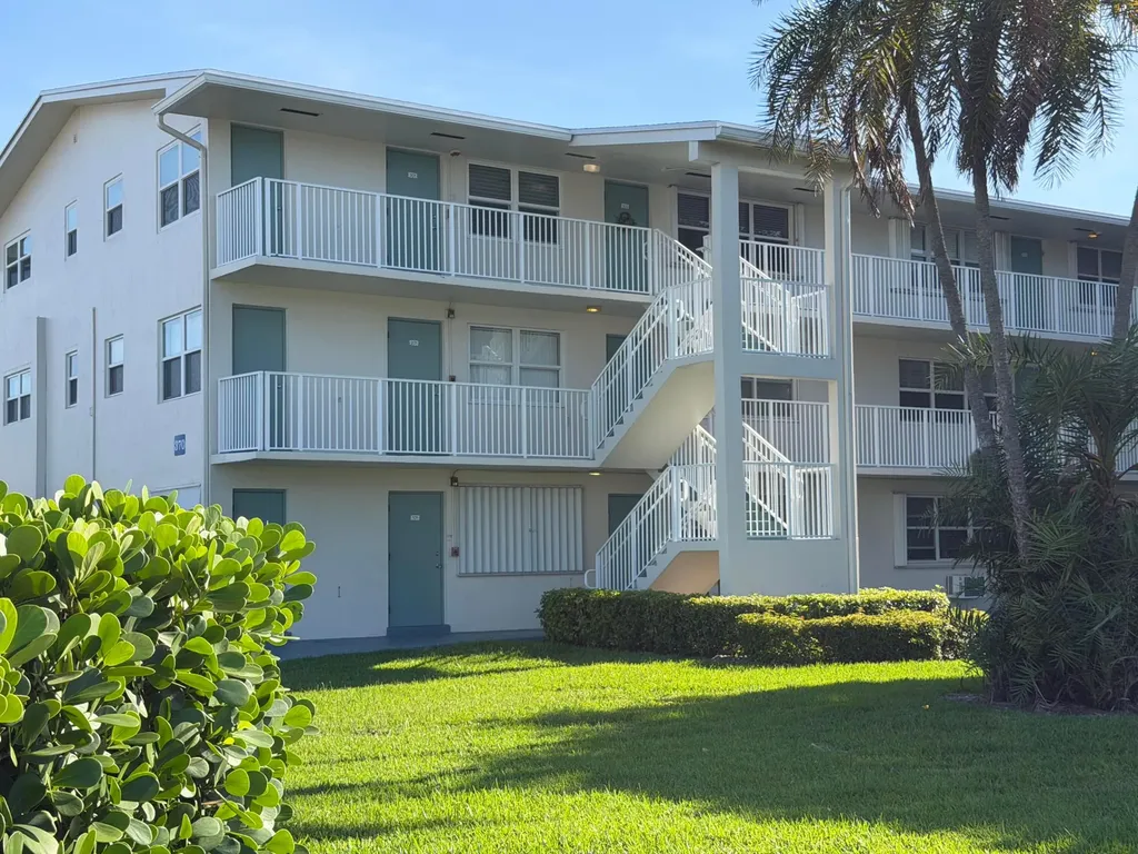 370 E Horizons Boynton Beach FL 33435