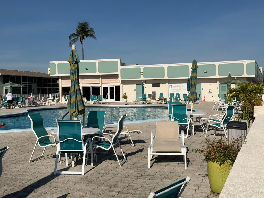 370 E Horizons Boynton Beach FL 33435