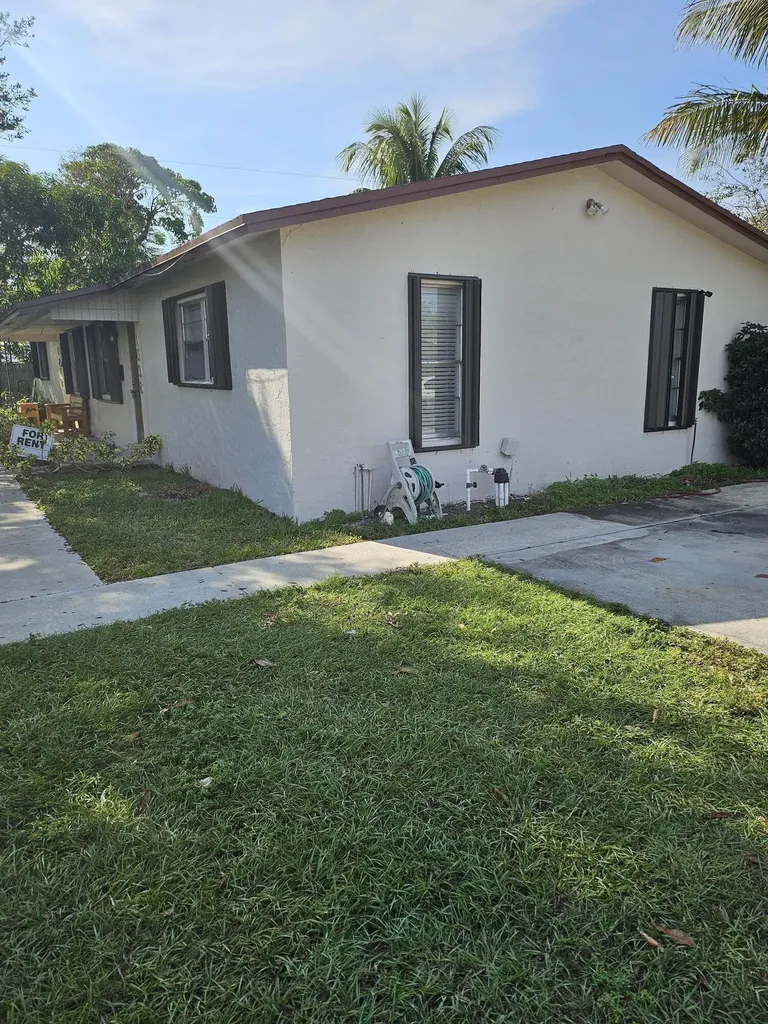 1002 Mcintosh Street West Palm Beach FL 33405
