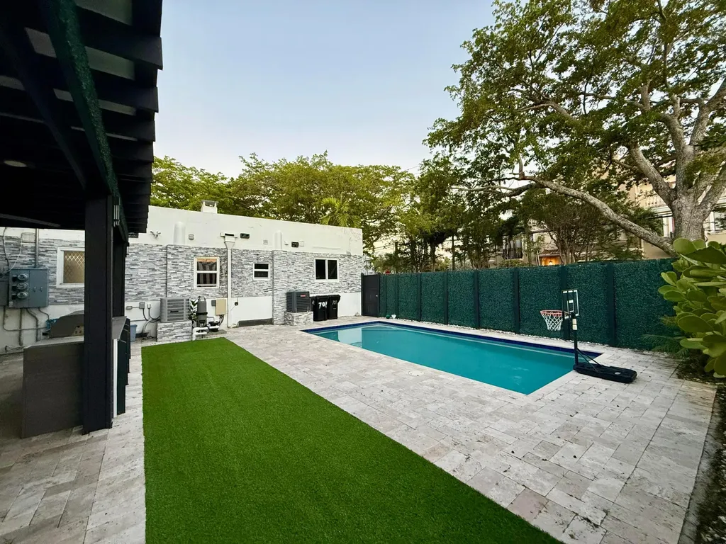 701 NE 17 Way Fort Lauderdale FL 33304