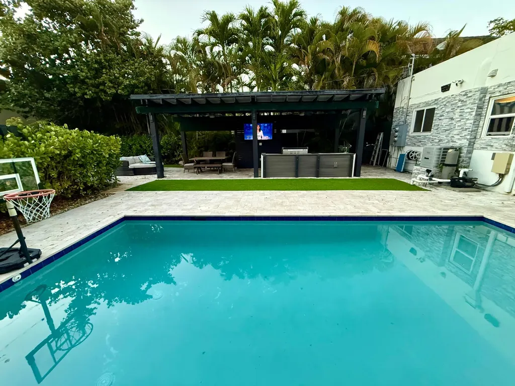 701 NE 17 Way Fort Lauderdale FL 33304