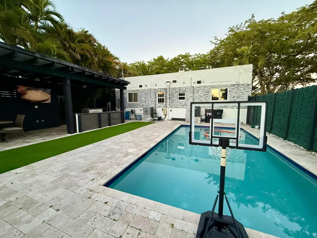 701 NE 17 Way Fort Lauderdale FL 33304