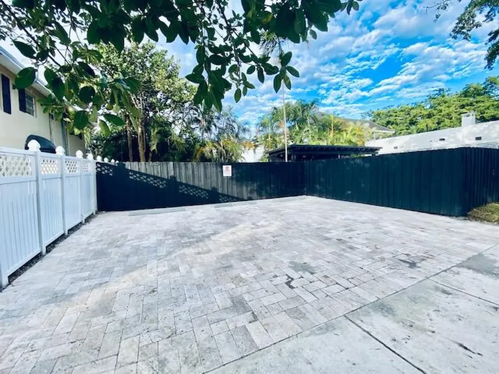 701 NE 17 Way Fort Lauderdale FL 33304