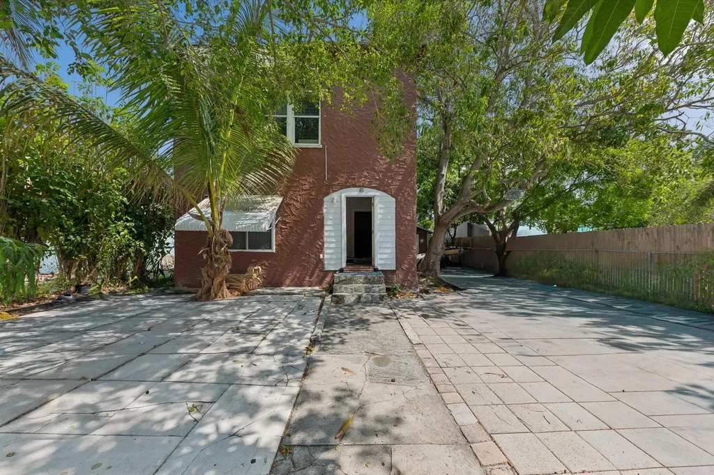 427 El Prado West Palm Beach FL 33405