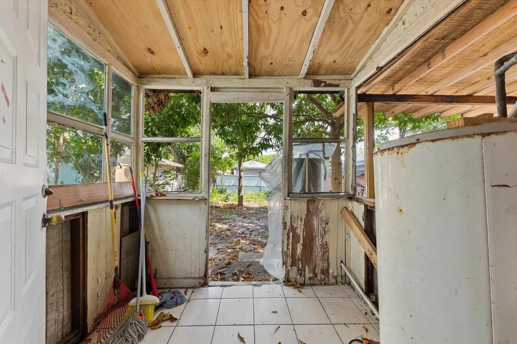 427 El Prado West Palm Beach FL 33405