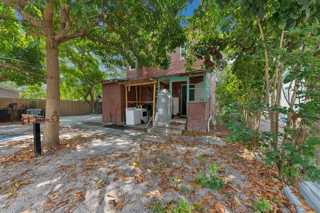 427 El Prado West Palm Beach FL 33405