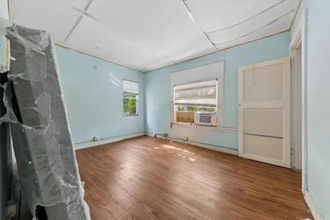 427 El Prado West Palm Beach FL 33405