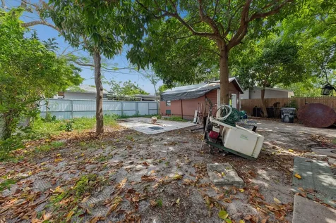 427 El Prado West Palm Beach FL 33405