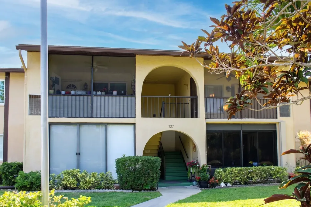 327 Pine Ridge Circle Greenacres FL 33463