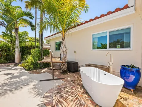 1521 NE 40th Court Oakland Park FL 33334