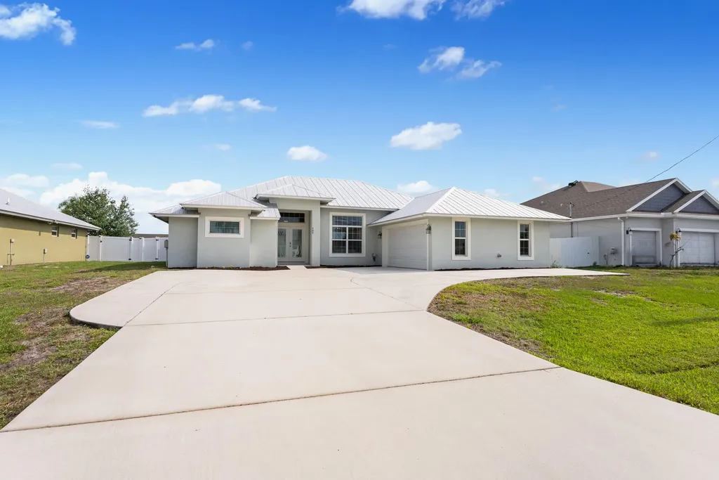404 SW South Quick Circle Port St Lucie FL 34953