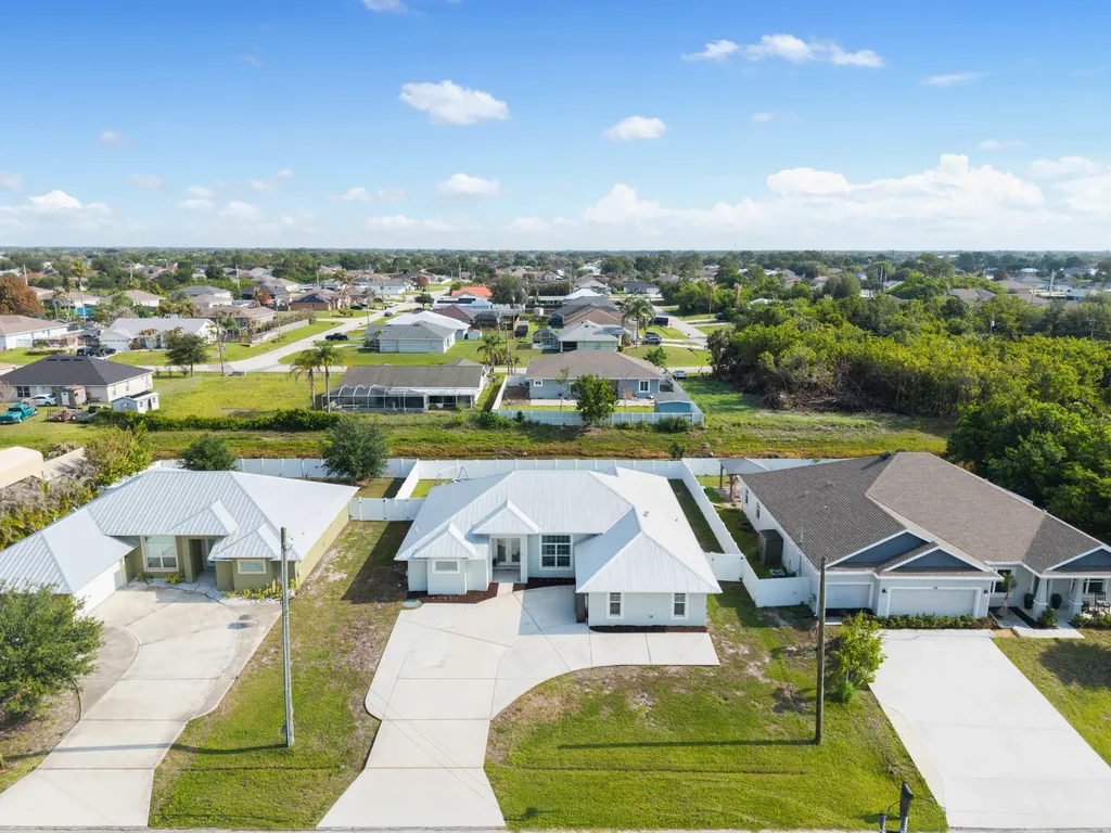 404 SW South Quick Circle Port St Lucie FL 34953
