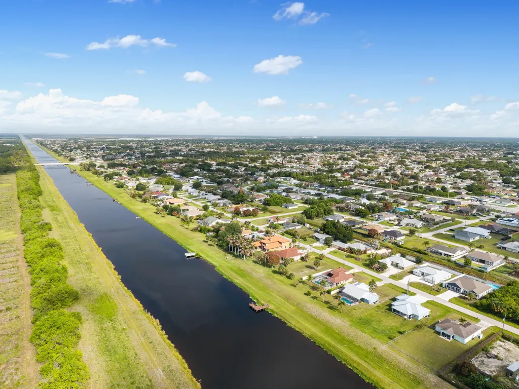 404 SW South Quick Circle Port St Lucie FL 34953