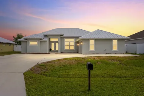 404 SW South Quick Circle Port St Lucie FL 34953